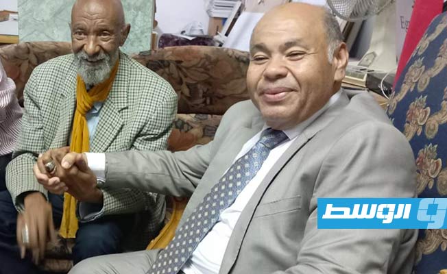 الملحق الثقافي الليبي لدى القاهرة إسماعيل اعبيد مع رسام الكاريكاتير الشهير محمد حاكم. (الوسط)