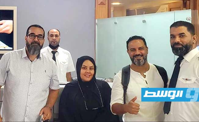 ركاب قادمون على متن رحلة طائرة شركة مصر للطيران لدى صولهم مطار معيتيقة الدولي، 9 أغسطس 2022. (فيسبوك)