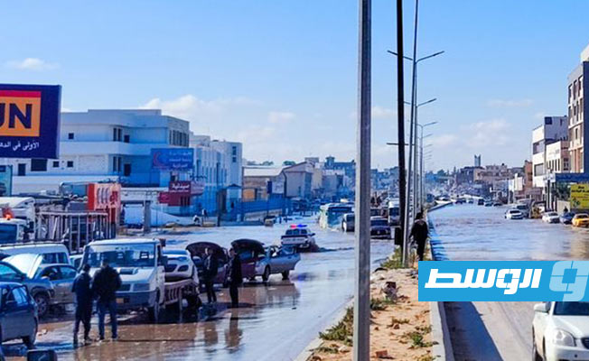 مديرية أمن طرابلس تطالب السائقين بالابتعاد عن تجمعات المياه بطريق البيفي