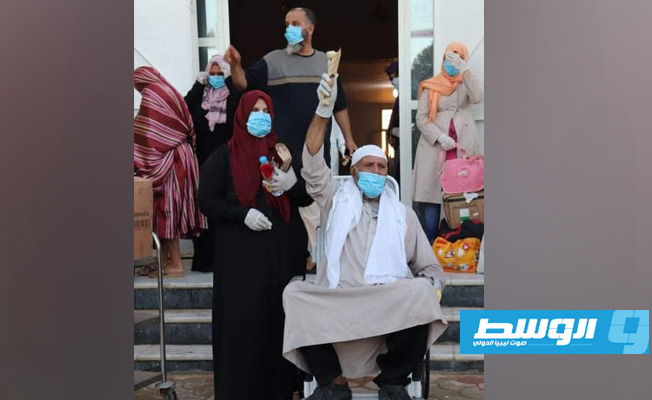 جانب من استقبال المصابين بفيروس كوورنا في طبرق بعد خروجهم من الحجر الصحي. (اللجنة الطبية الاستشارية)