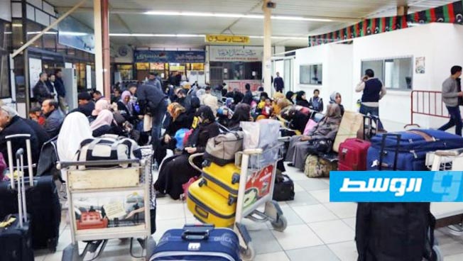 مسافرون ليبيون: نتعذب في المطارات بسبب فوضى مواعيد شركتي «الليبية» و«الأفريقية»