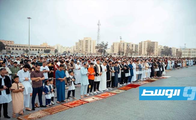 أهالي بنغازي يؤدون صلاة العيد بحضور حفتر
