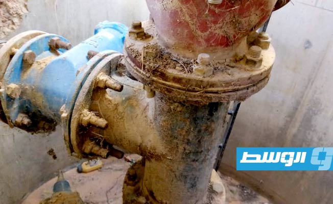 من عملية إصلاح تسرب في خط إمداد مياه رئيسي بالعاصمة طرابلس، 21 نوفمبر 2023. (النهر الصناعي)