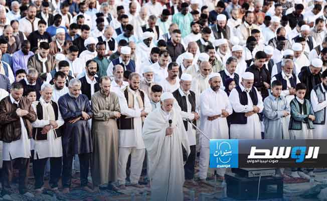 المئات يؤدون صلاة العيد في ساحة مسجد زوارة الكبير