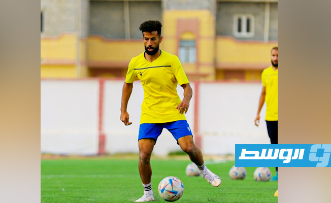 لاعب التعاون من تدريبات فريقه الاستعدادية لمواجهة الأخضر في الدوري الليبي، 23 مارس 2023. (الإنترنت)