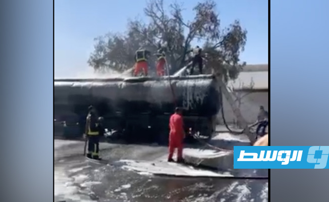رجال الإطفاء خلال إخمادهم حريق شاحنة الوقود في بنغازي، 24 مايو 2022، (الإنترنت)
