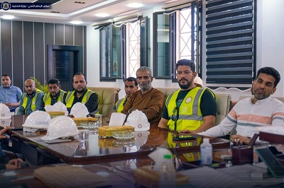 جانب من اجتماع حاتم العريبي فرج أقعيم مع كبار المهندسين المشرفين على المشروعات في بنغازي، الثلاثاء 25 أبريل 2023 (صفحة وكيل وزارة الداخلية على فيسبوك).