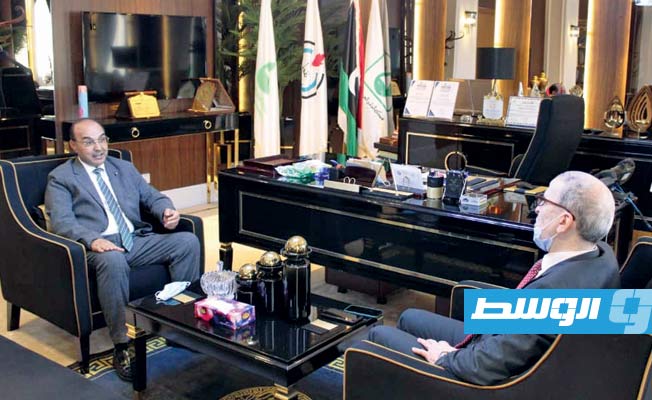 لقاء صنع الله ورئيس المجلس التسييري لبلدية بنغازي بمقر شركة الخليج العربي للنفط. (المؤسسة الوطنية للنفط)
