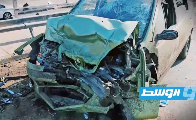 سيارة محطمة جراء تعرضها لحادث مروري فوق جسر العمال بطرابلس، 3 يونيو 2022. (مديرية أمن طرابلس)