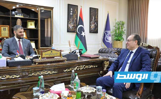 الطرابلسي يبحث وضع حلول لمشكلات الجالية الليبية في تونس