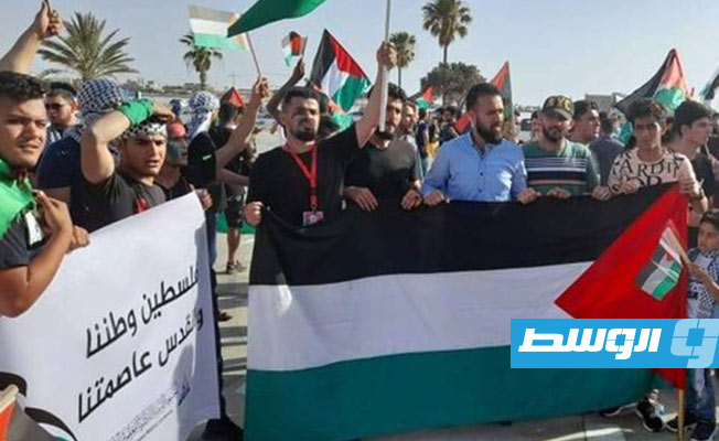 متظاهرون أمام فندق تيبستي في بنغازي يؤكدون تضامنهم مع القضية الفلسطينينة. (الإنترنت)