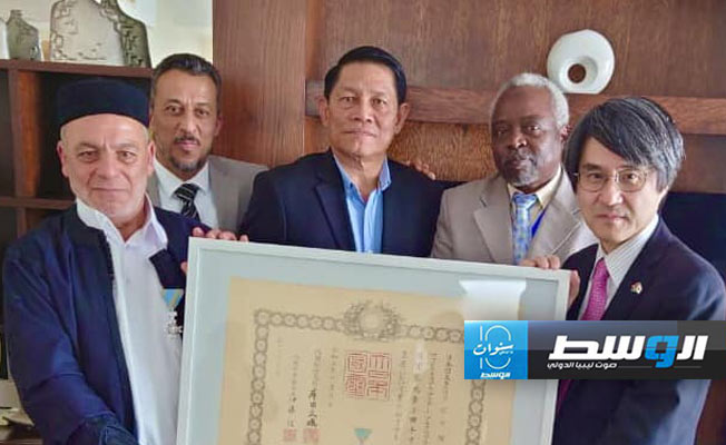سفارة اليابان تكرم مواطنًا ليبيًا يعمل لديها منذ 30 عامًا