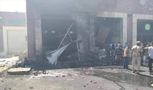 بالصور: آثار تفجير أمام مركز تجاري في بنغازي