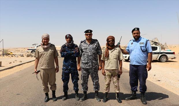 عناصر دورية أمنية على طريق البوانيس الجفرة (بلدية الجفرة)
