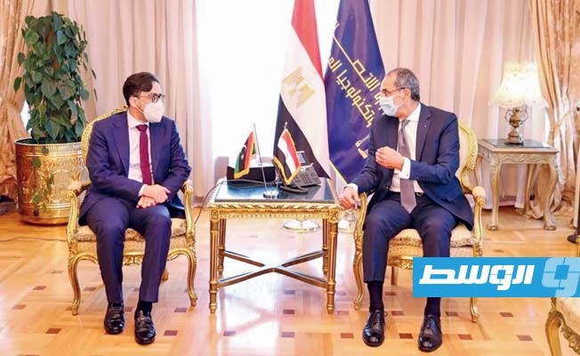 عرقاب في لقائه مع وزير الاتصالات المصري عمرو طلعت، 20 يونيو 2021. (السفارة الليبية في القاهرة)