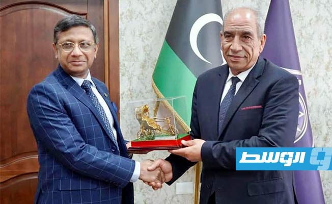 وكيل وزارة الداخلية يقدم هدية تذكارية لسفير بنغلاديش لدى ليبيا شميم الزمان. (صفحة وزارة الداخلية على فيسبوك)