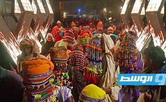 122 زوجا هندوسيا يتحدون الفقر بحفل زفاف جماعي في باكستان