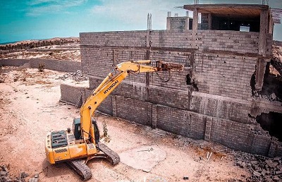 إزالة مباني مخالفة بمشروع الحزام الأخضر الدافنية ووسط مدينة زليتن، 10 مايو 2022، (وزارة الداخلية)