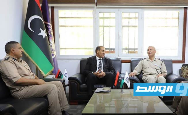 السفير الليبي يبحث مع رئيس «الجوازات» سبل حل مشاكل الجالية الليبية أثناء مغادرة السودان