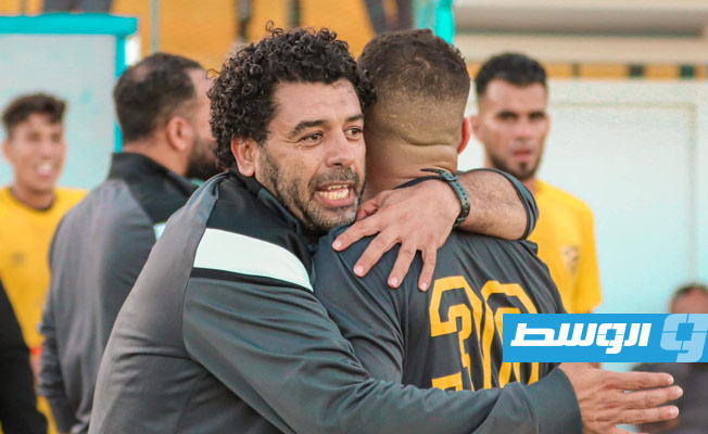 مصطفى مرعي مع لاعبيه. (صفحة نادي دارنس عبر فيسبوك)
