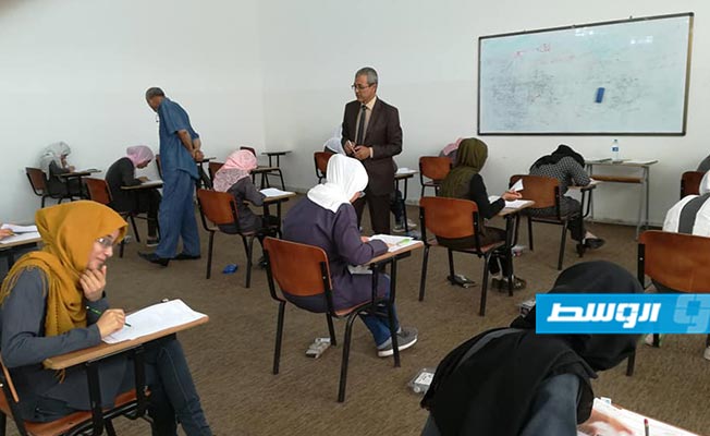 طالبات يؤدين امتحانات الثانوية العامة في الجفرة