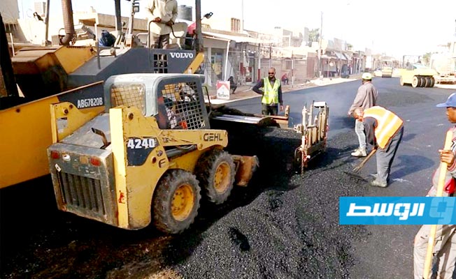بالصور: تواصل أعمال رصف الطرق في بنغازي