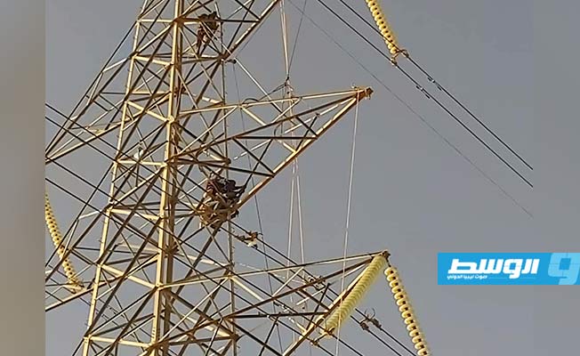 صيانة برج كهرباء في سبها تعرض لقذيفة عشوائية