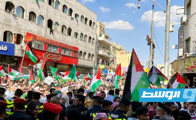 آلاف الأردنيين يتظاهرون قرب السفارة الإسرائيلية في عمان بعد مجزرة مستشفى المعمداني