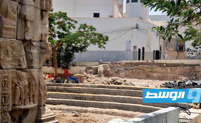 أعمال البناء بمحيط قوس «ماركوس أوريليوس» بالمدينة القديمة في طرابلس. (حافظ الولدة)