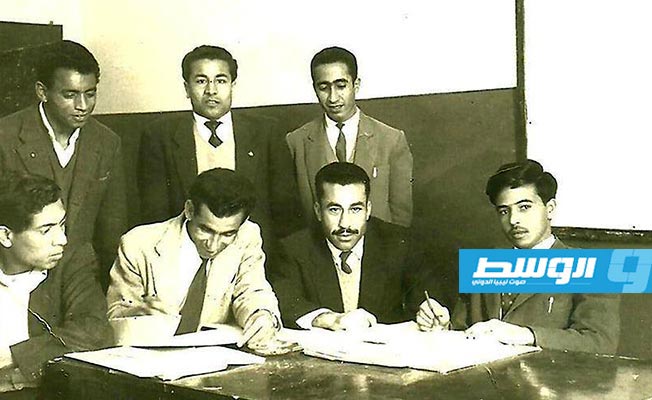 اساتذة مدرسة الأمير سنة 1953 من اليمين جلوسا السنوسي القذافي وعبد السلام قادربوه ومحمد الغويل وعبد الرحيم جبر وقوفا الاستاذ