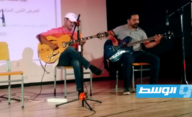 الفنانين صابر وسيف في عزف على آلة الغيتار (بوابة الوسط)