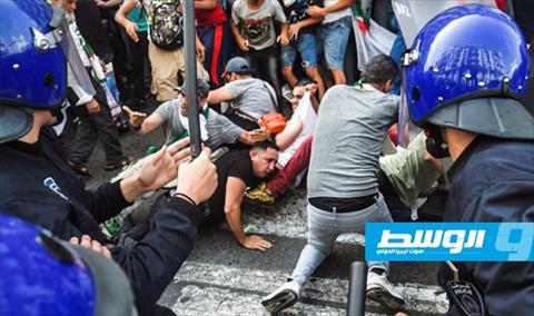 الشرطة الجزائرية تفتح تحقيقاً بعد انتشار فيديو يظهر تعرّض متظاهرين للضرب