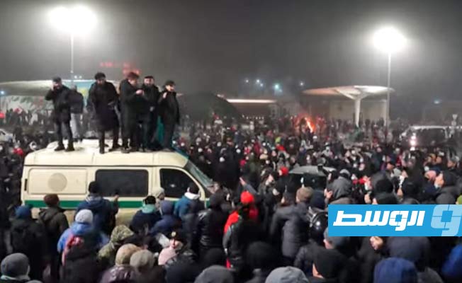 إحراق السيارات والمباني خلال الاحتجاجات في ألماتي، كازاخستان 5 يناير 2022. (رويترز)