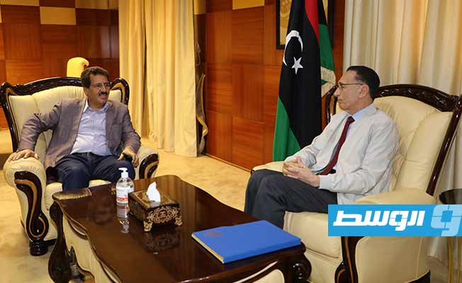 لقاء الحويج مع عميد بلدية جنزور بديوان الوزارة في طرابلس، الأحد 24 أبريل 2022. (وزارة الاقتصاد والتجارة)