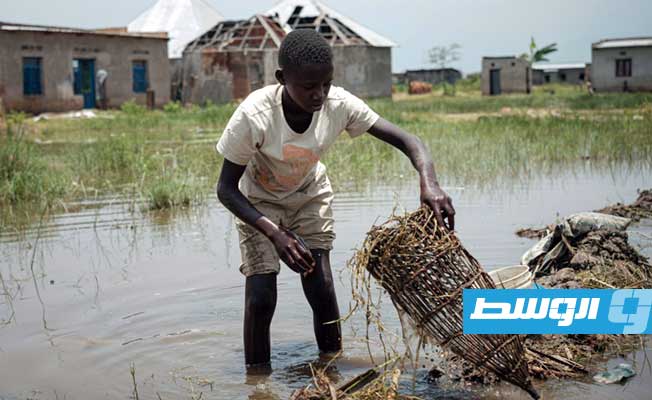 مياه بحيرة تنجانيقا في بوروندي «تتقيأ» وتهجِّر السكان