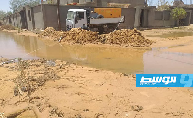 فرق الصيانة تبدأ حملة شفط شفط المياه المتراكمة بشوارع مدينة غات. (شركة مياه الشرب والصرف عبر فيسبوك)