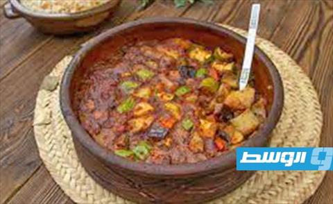 حمص بالصلصة وخبزة محشية على مائدة رمضان في اليوم العشرين
