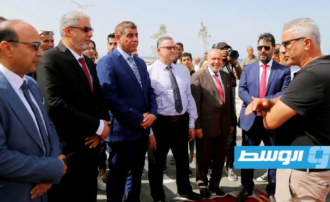 المسؤولون المشاركون في حفل إعادة فتح جسر طريق أحمد رفيق المهدوي في بنغازي، الأربعاء 21 سبتمبر 2022. (ديوان مجلس الوزراء في بنغازي)