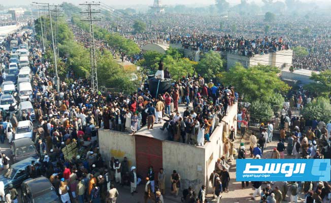 حشود كبيرة لتشييع رجل دين يقف وراء تظاهرات ضد فرنسا في باكستان
