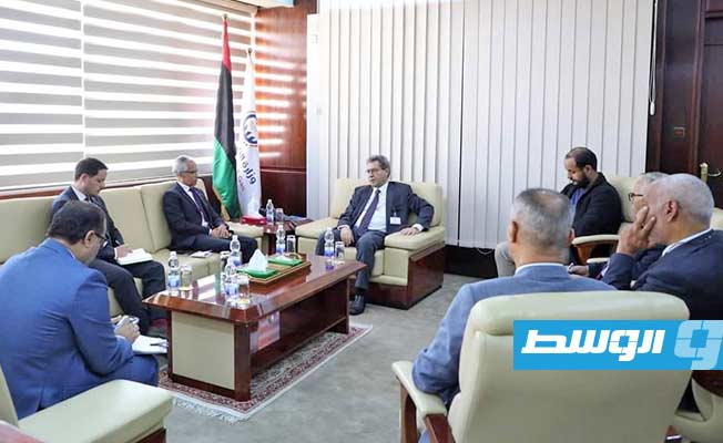 وزير النفط محمد عون خلال لقاء مع السفير الفرنسي لدى ليبيا مصطفى مهراج اليوم السبت، 26 نوفمبر 2022. (وزارة النفط والغاز)