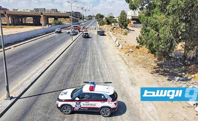 من موقع حادث اصطدام السيارتين بطريق الجبس، 27 يونيو 2023. (مديرية أمن طرابلس)