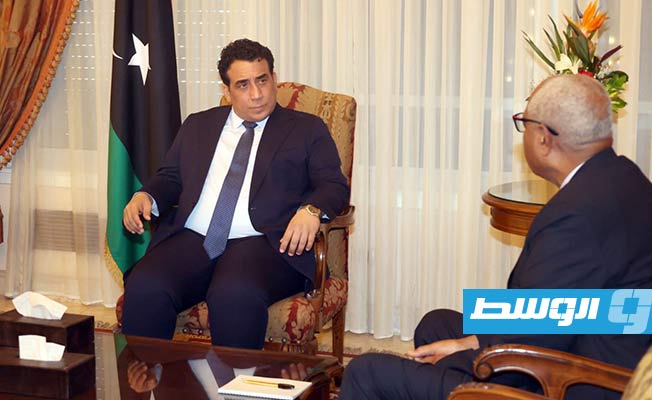 رئيس المجلس الرئاسي محمد المنفي، يلتقي مدير عام الشركة الليبية للاستثمار حامد الحضيري في القاهرة. (الإنترنت)