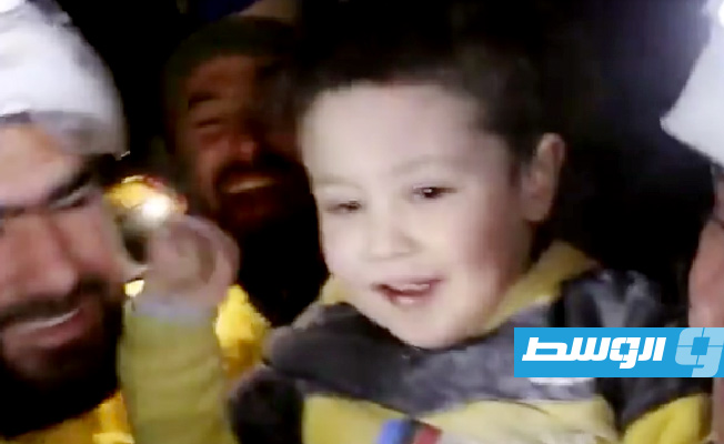 «أكرم وسليم»..طفلان خرجا بابتسامة من تحت أنقاض زلزال سورية وتركيا (فيديو)
