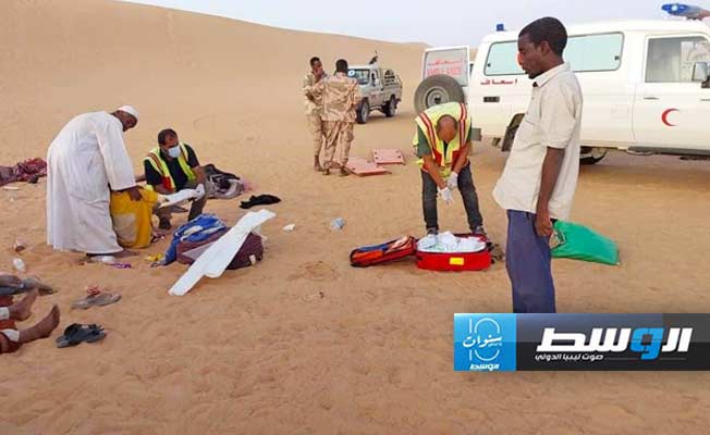 من تقديم الإسعافات الأولية لضحايا انقلاب سيارة قرب الحدود الليبية - السودانية، 1 يونيو 2024. (وال)