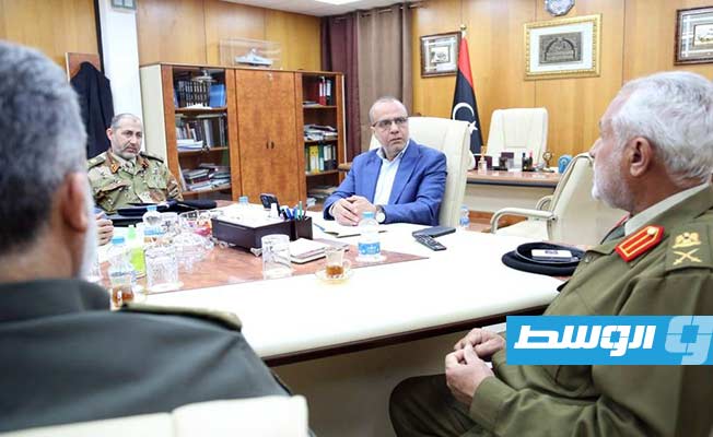 نائب رئيس المجلس الرئاسي، عبد الله اللافي، يجتمع مع أعضاء اللجنة العسكرية المشتركة «5+5». (صفحة المجلس على فيسبوك)