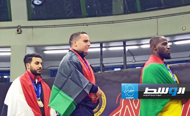 بطل ليبيا في رفع الأثقال أحمد أبوزريبة خلال تتويجه بإحدى البطولات (أرشيفية الإنترنت)