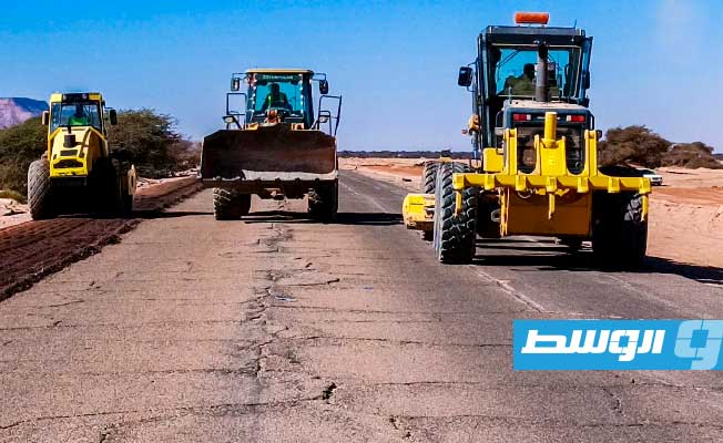 من أعمال المرحلة الأولى من مشروع صيانة طريق «أوباري - غات» جنوب البلاد، 5 فبراير 2024. (بلدية أوباري)