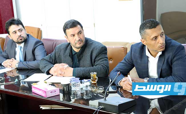 جانب من اجتماع خلال زيارة وزير المواصلات بحكومة الوحدة الوطنية محمد سالم الشهوبي لمقر شركة الخطوط الجوية الليبية، الإثنين 6 مارس 2023 (وزارة المواصلات)