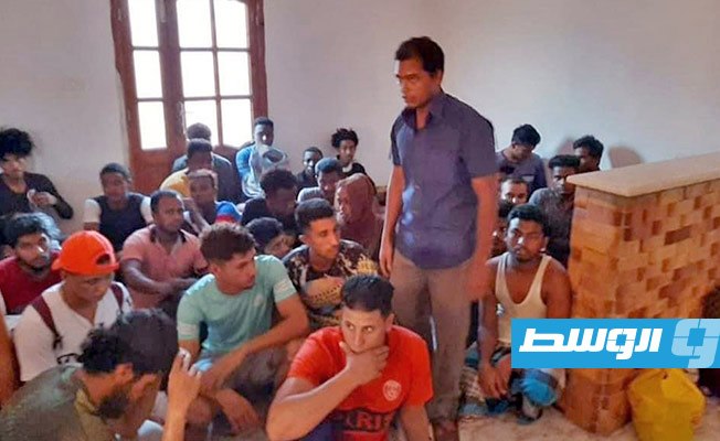المهاجرون الذين جرى ضبطهم بمنزل في مدينة الزاوية. (وزارة الداخلية)