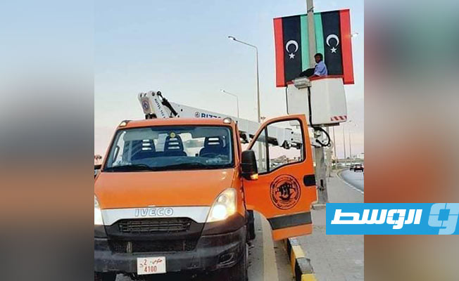 تعليق علم ليبيا في أحد شوارع طرابلس (فيسبوك)
